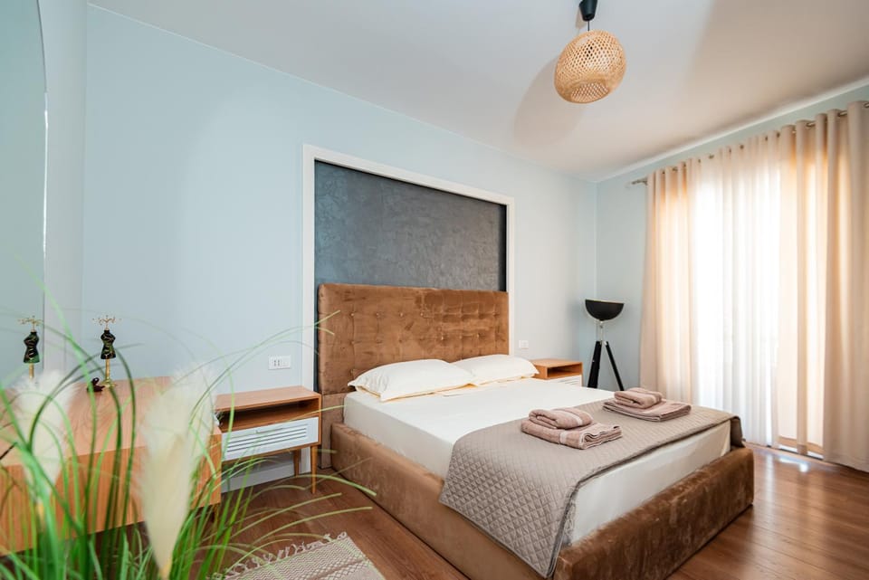 Bed, Bedroom, towels