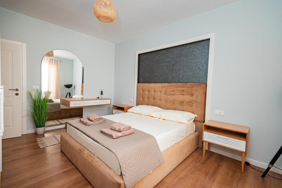 Bed, Bedroom, towels