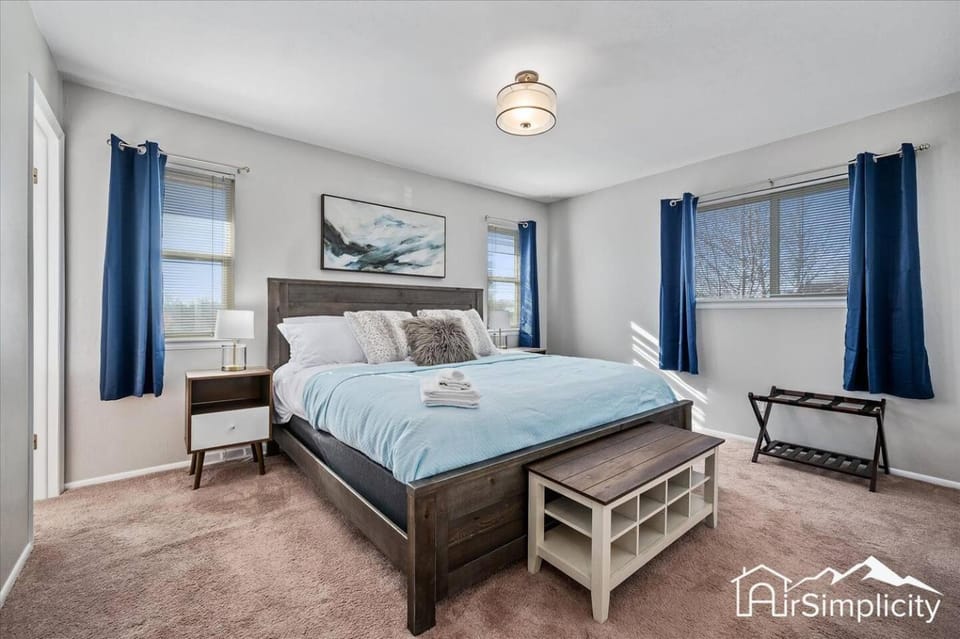 Spacious home w game room & firepit House in Arvada