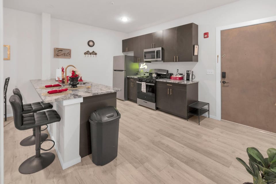 Royal Oasis FREE Parking, Near NYC Apartment in Elizabeth