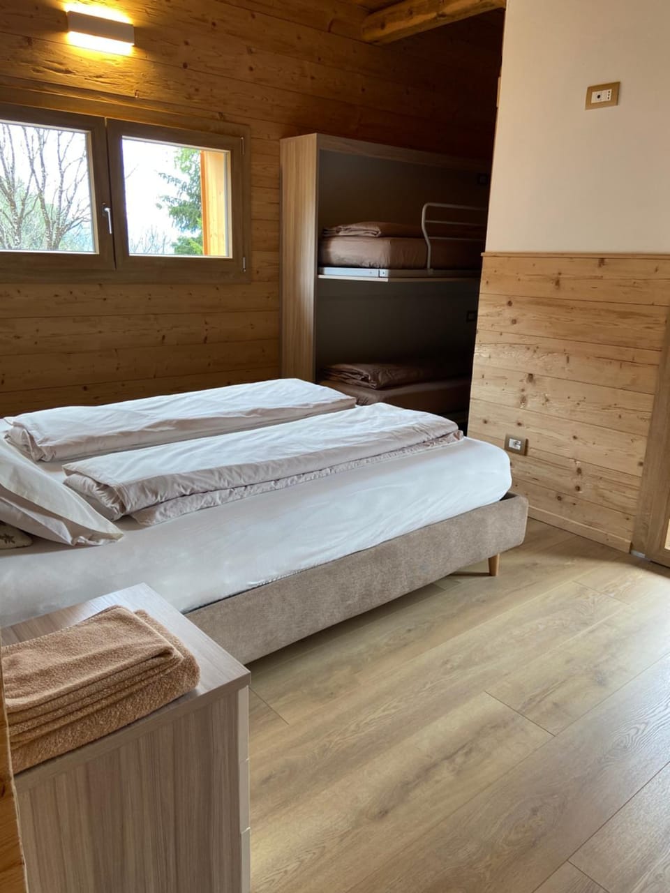 Photo of the whole room, Bedroom