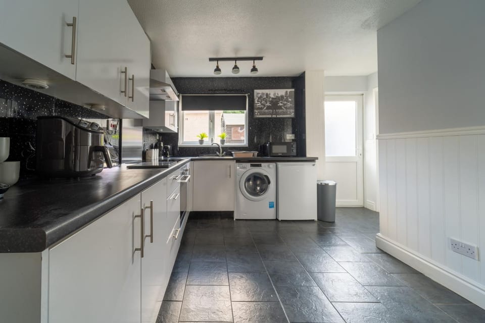 Kitchen or kitchenette, oven, pet friendly, stove, washing machine, dryer