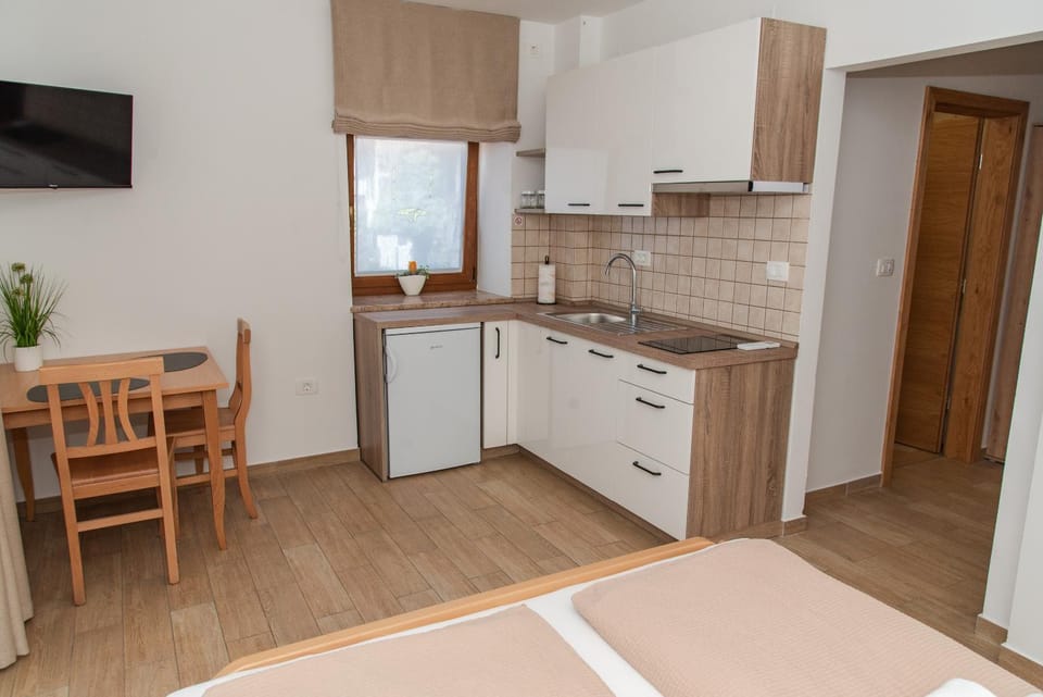 Kitchen or kitchenette, Dining area, stove