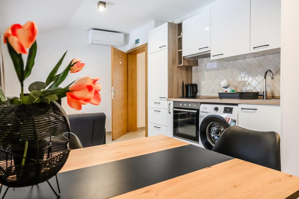 Seating area, kitchen