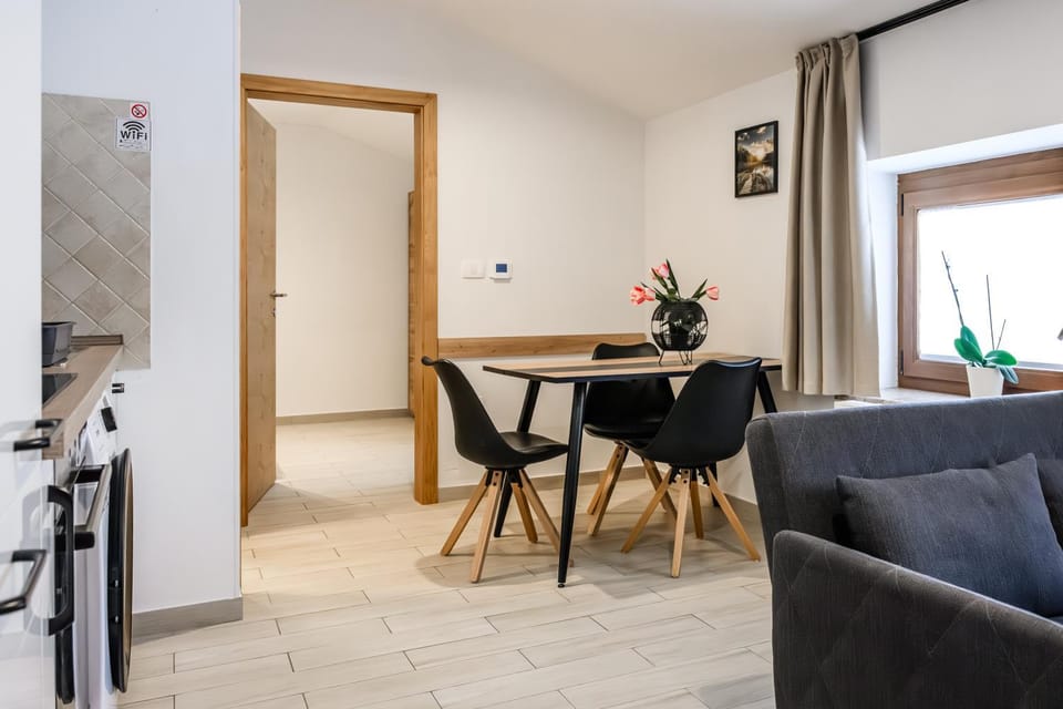 Dining area, kitchen