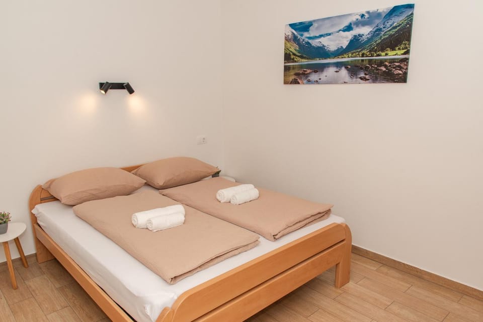 Bed, Bedroom, towels