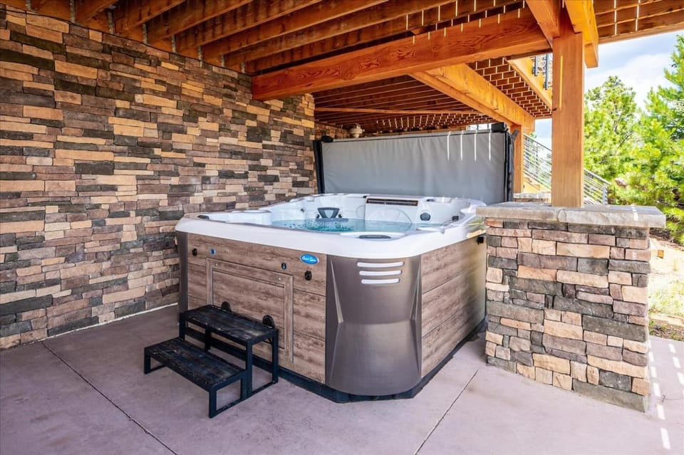 Hot Tub and Scenic Views at The Bailey Lodge House in Bailey