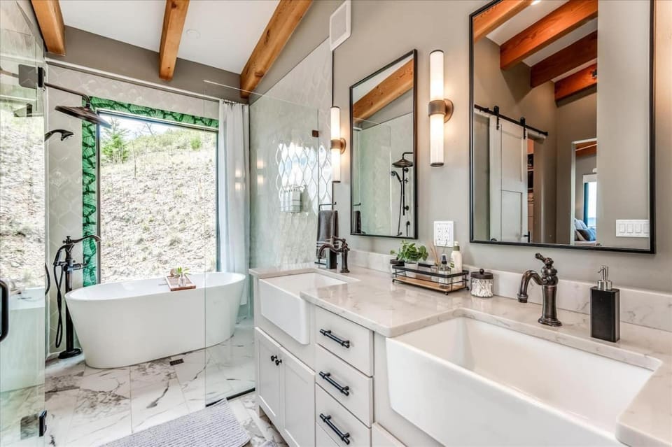 Hot Tub and Scenic Views at The Bailey Lodge House in Bailey