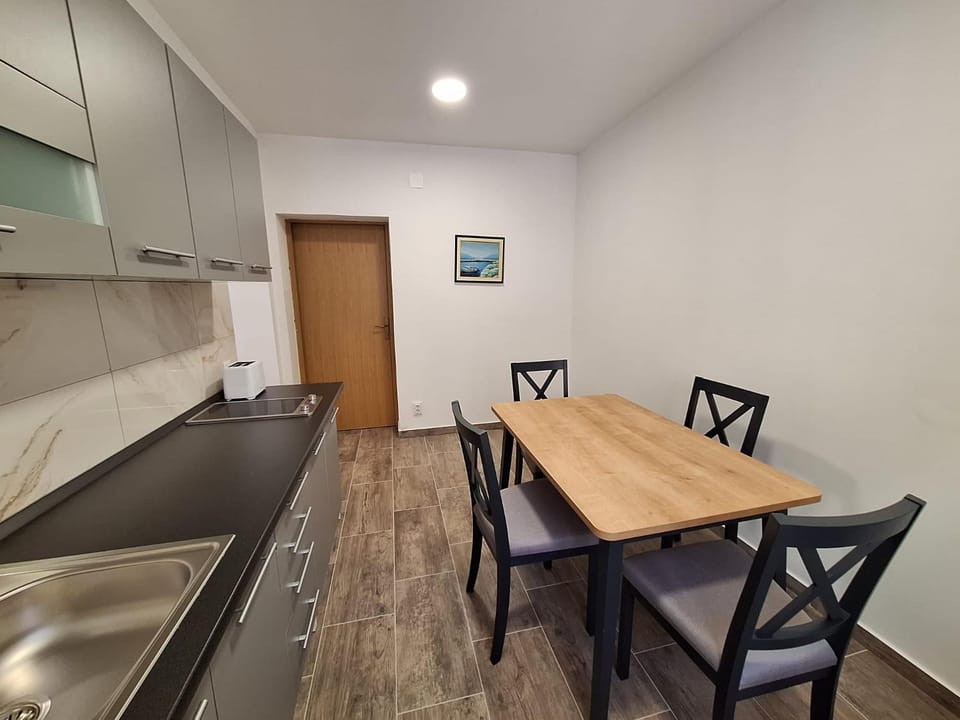 Kitchen or kitchenette, Dining area