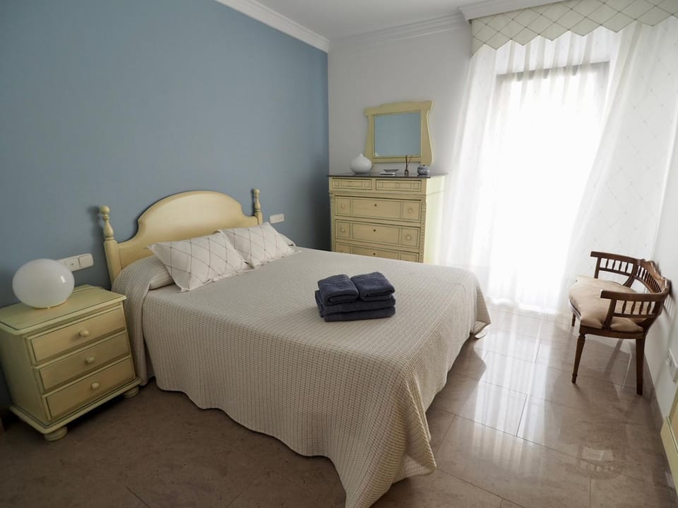 Bed, Photo of the whole room, towels