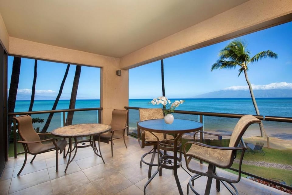 Oceanfront corner unit w/ ac! sk215- Sullivan House in Napili-Honokowai