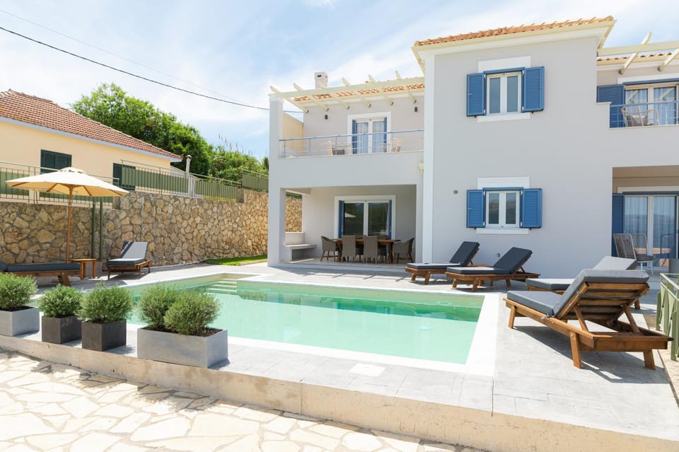 Patio, Day, Swimming pool, Swimming pool, sunbed
