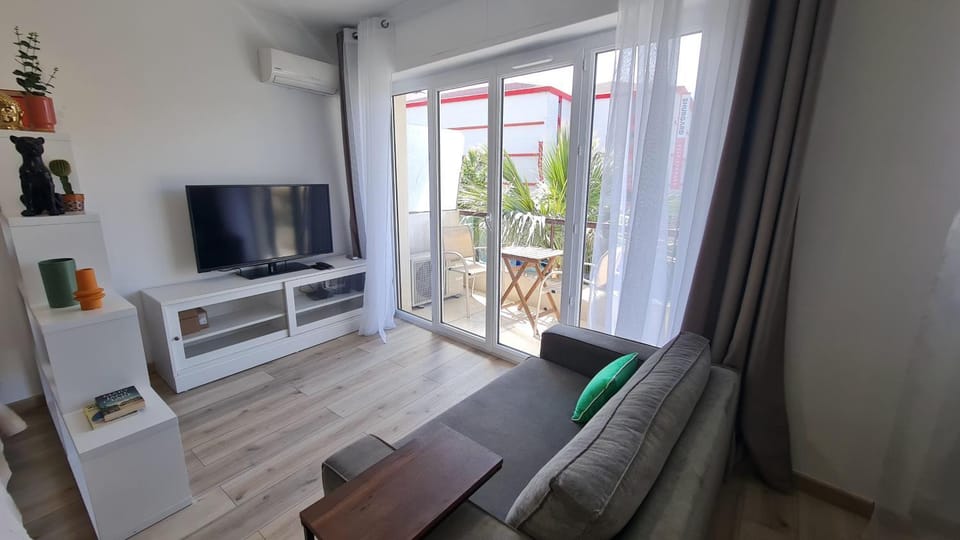 TV and multimedia, Living room, Seating area, Evening entertainment