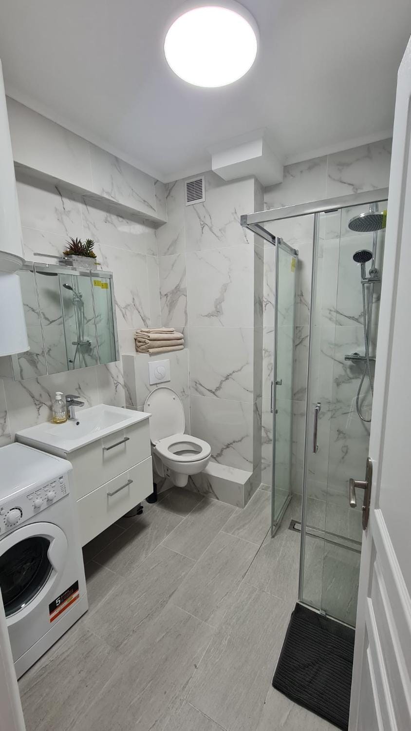 Shower, Toilet, Bathroom, towels
