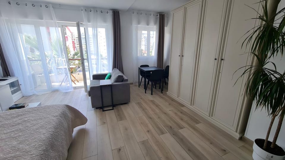Bed, Living room, Photo of the whole room, Seating area, Dining area