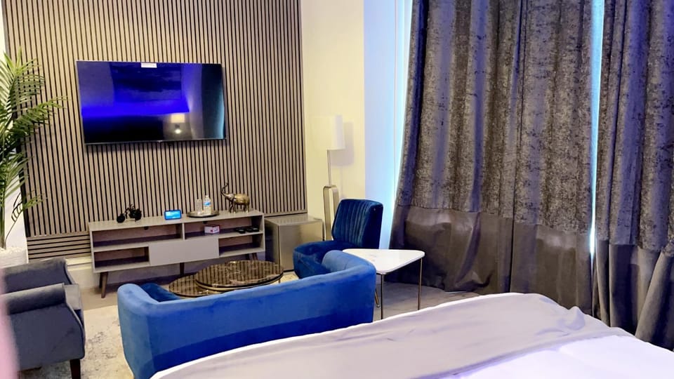 Bed, TV and multimedia, Living room, Photo of the whole room, Seating area, Bedroom