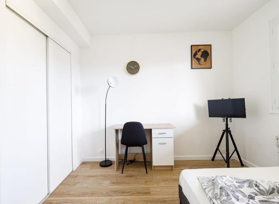 Bed, TV and multimedia, Photo of the whole room, Bedroom