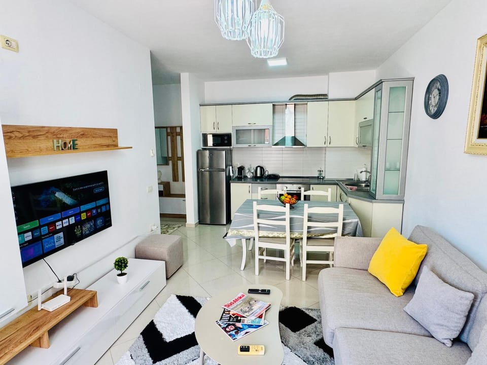 TV and multimedia, Kitchen or kitchenette, Living room, Seating area, Dining area, oven, stove