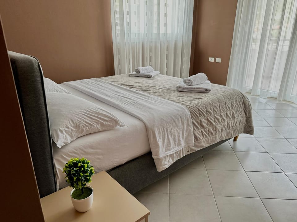 Bed, Bedroom, towels
