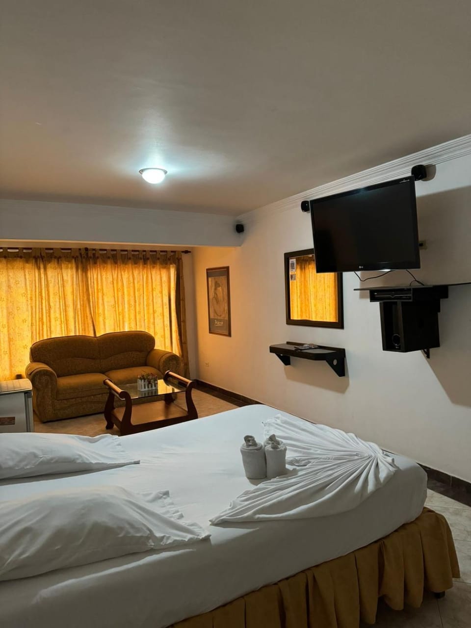 Bed, TV and multimedia, Photo of the whole room, towels