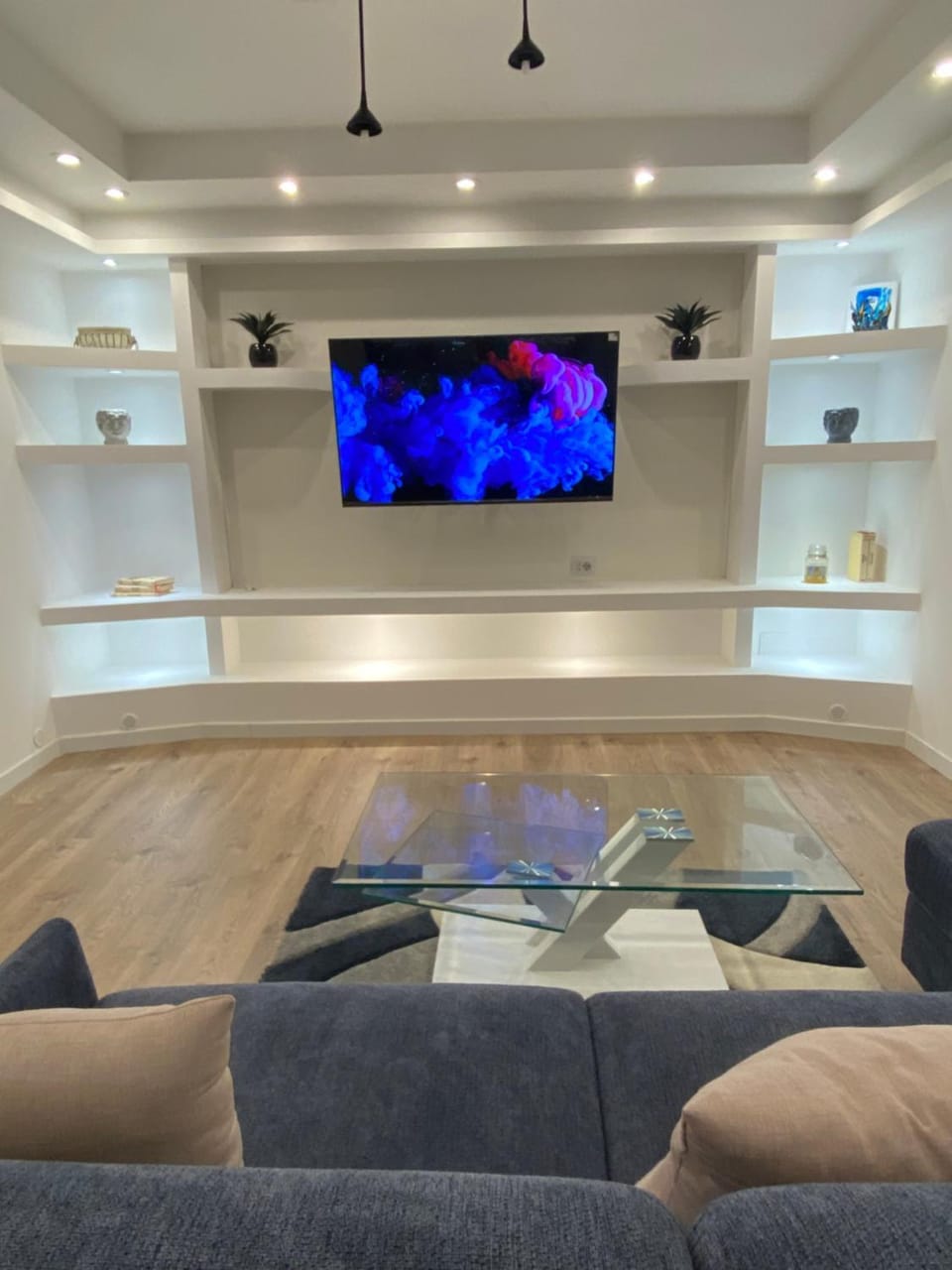 TV and multimedia, Living room, Seating area, Evening entertainment