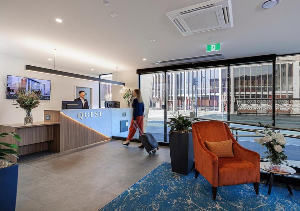 Staff, People, Property logo or sign, Lobby or reception, Seating area, Area and facilities, internet