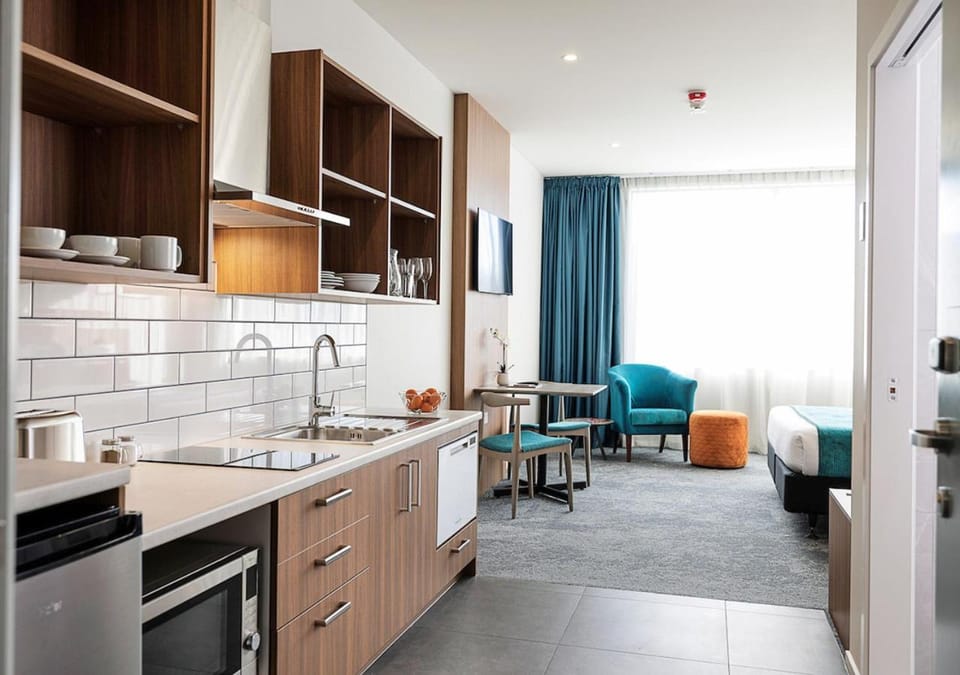 Bed, TV and multimedia, Kitchen or kitchenette, Living room, Dining area, Bedroom, Dinner, dishwasher, microwave, stove, toaster, kitchen