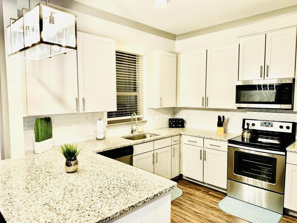 Buckhead Oasis - Spacious 2bd, 2ba with Private Balcony Apartment in Buckhead