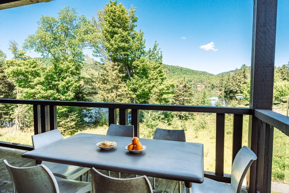 Lakefront, Mountain View - 2 Bedrooms Resort Suite House in Ontario