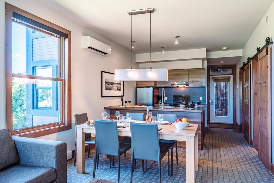 Lakefront, Mountain View - 2 Bedrooms Resort Suite House in Ontario