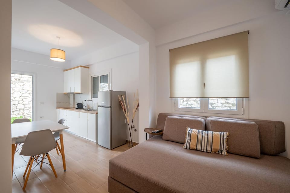 Bed, Living room, Photo of the whole room, Seating area, Dining area