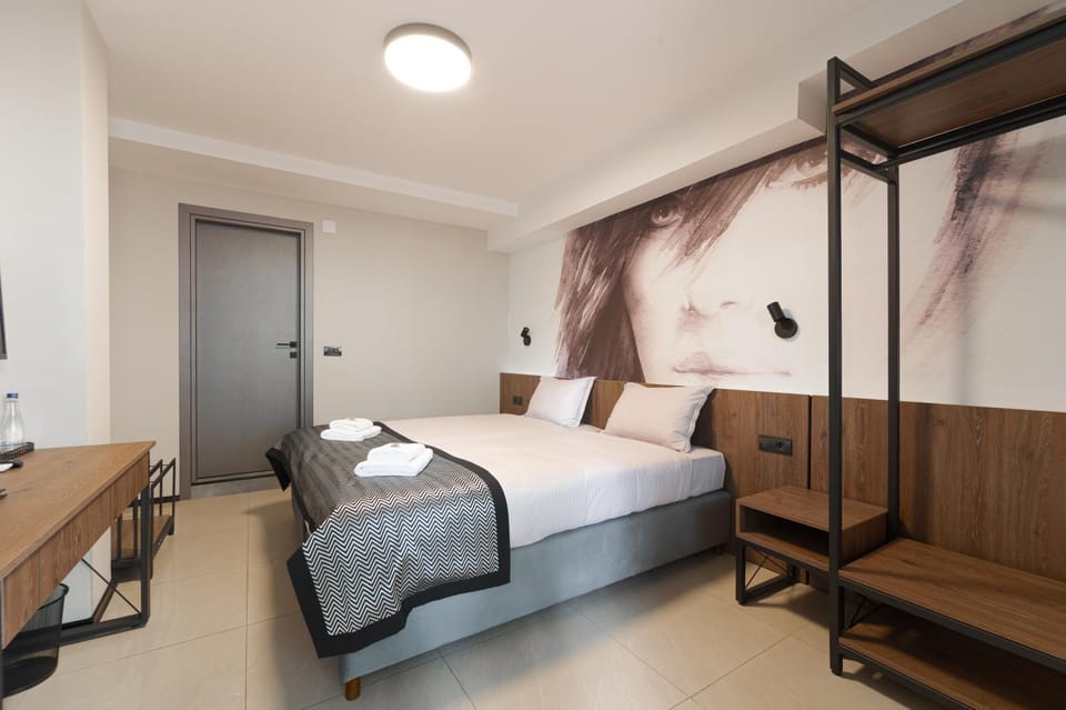 Bed, Photo of the whole room, towels, wardrobe