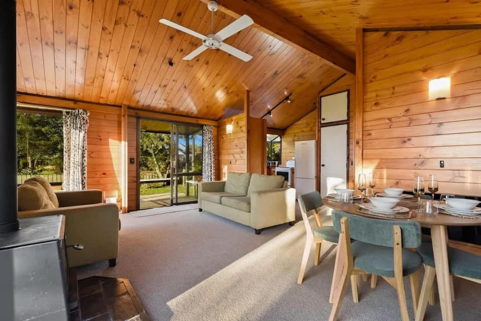 Cooper's Lakeside Cabin Cabin in Rotorua