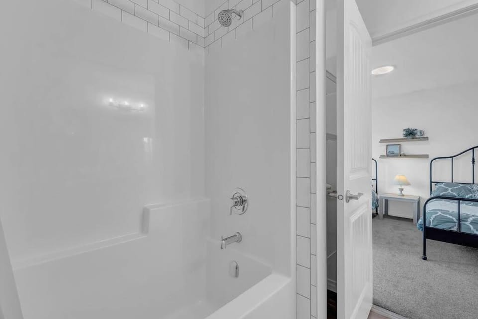 LovelyHome-Foosball-NearAirport-5 Queen Beds -Air conditioning House in Edmonton
