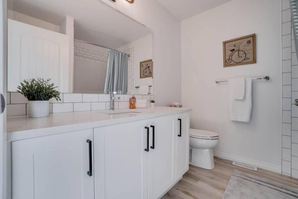 LovelyHome-Foosball-NearAirport-5 Queen Beds -Air conditioning House in Edmonton