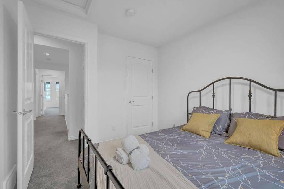 LovelyHome-Foosball-NearAirport-5 Queen Beds -Air conditioning House in Edmonton
