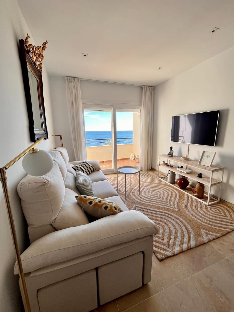 Communal lounge/ TV room, Sea view