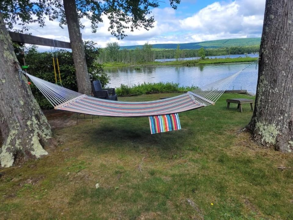 Lakefront Family Home, Kayaks, Hot Tub, Fireplace Villa in Pennsylvania