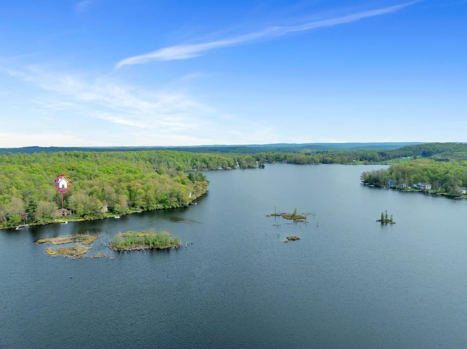 Lakefront Family Home, Kayaks, Hot Tub, Fireplace Villa in Pennsylvania