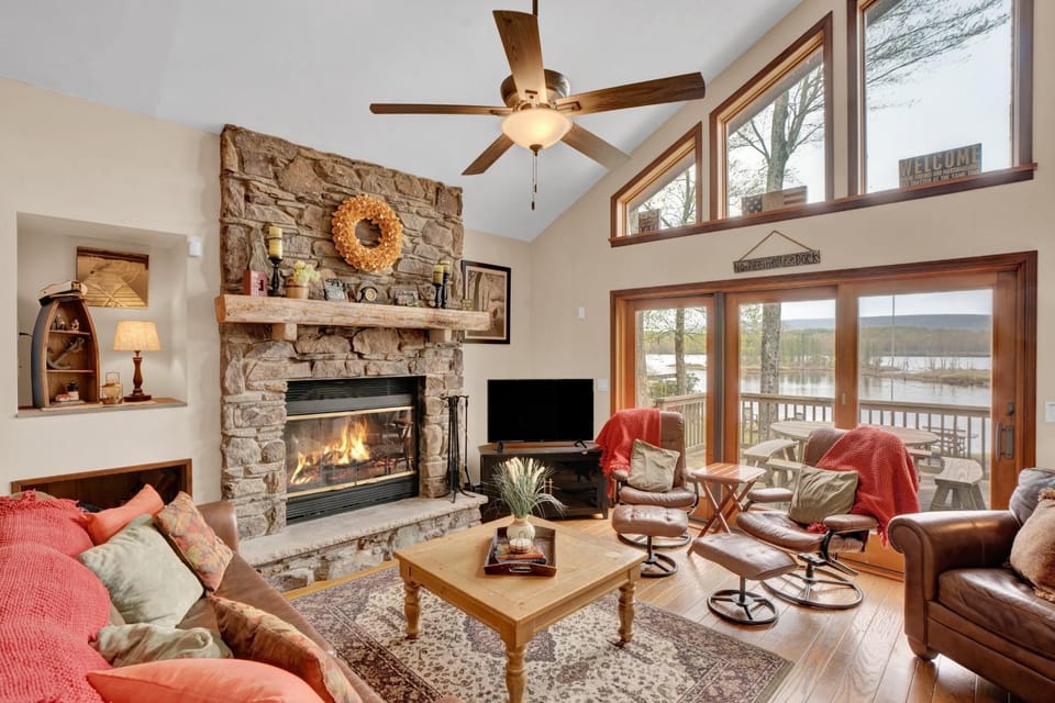 Lakefront Family Home, Kayaks, Hot Tub, Fireplace Villa in Pennsylvania