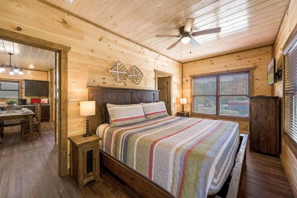 Dog Friendly, 3-Decks, Indoor Pool, Hot Tub with Arcade Villa in Pigeon Forge
