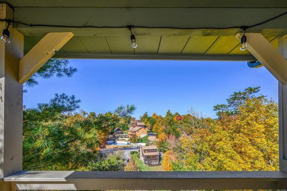 Dog Friendly, 3-Decks, Indoor Pool, Hot Tub with Arcade Villa in Pigeon Forge