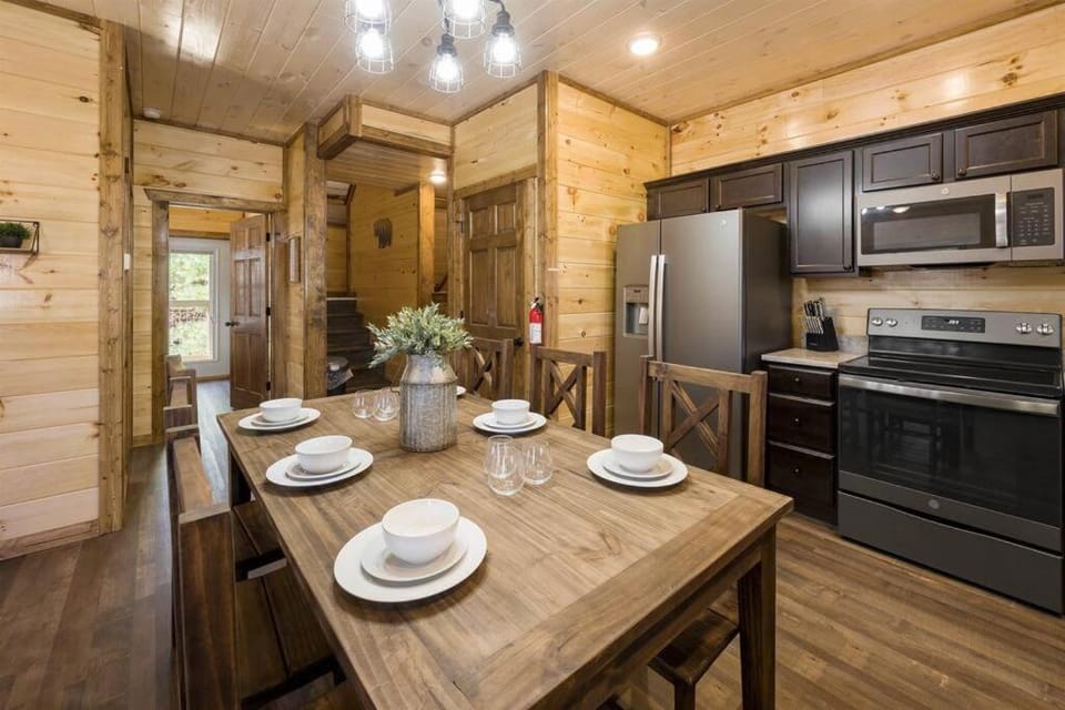Dog Friendly, 3-Decks, Indoor Pool, Hot Tub with Arcade Villa in Pigeon Forge