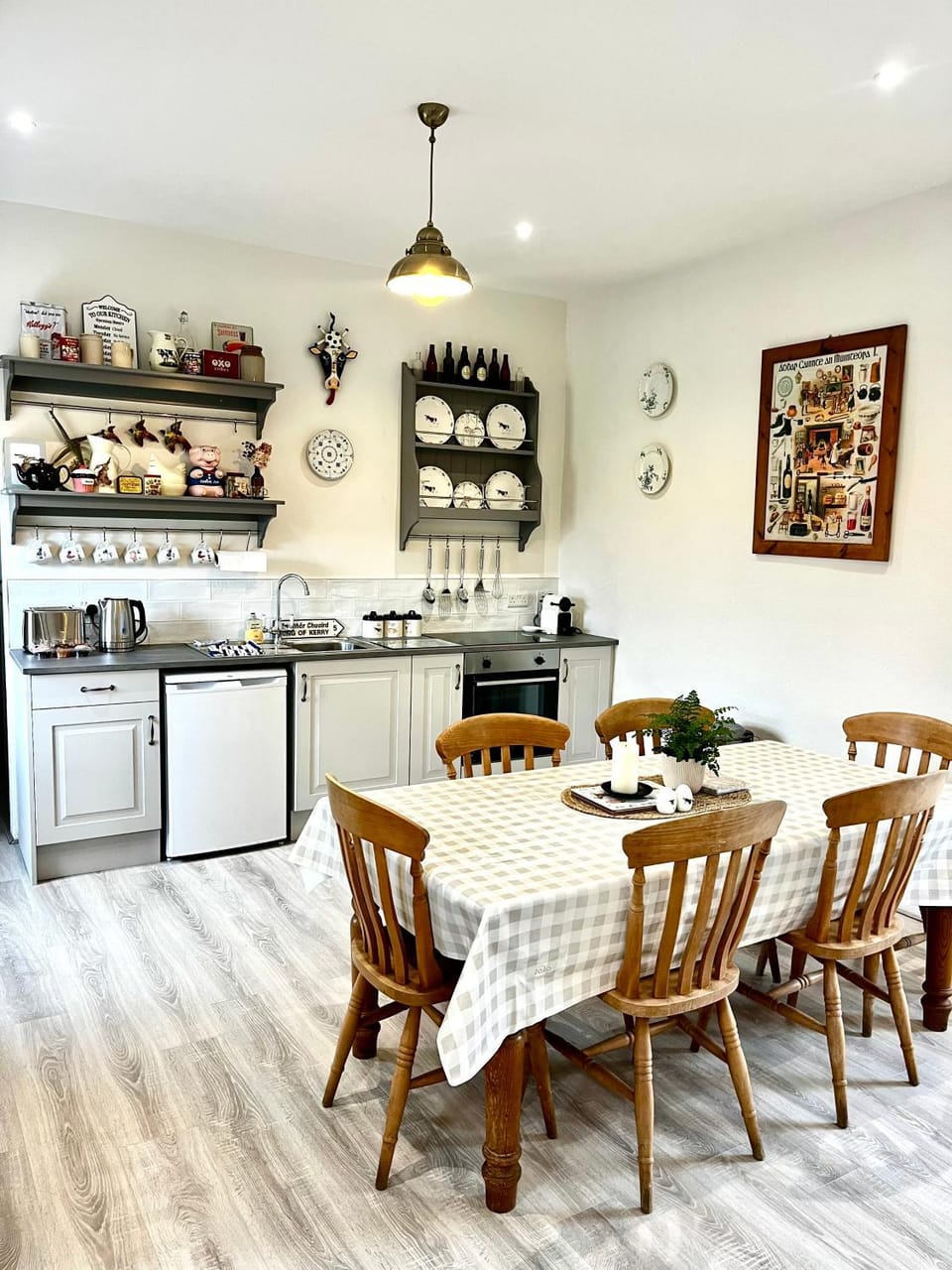 300 year old newly renovated farmhouse cottage, fast WIFI & BBQ House in County Kerry