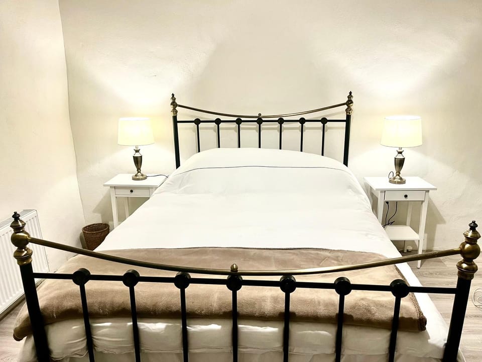 300 year old newly renovated farmhouse cottage, fast WIFI & BBQ House in County Kerry