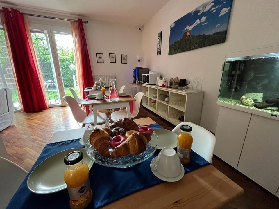 Living room, Breakfast