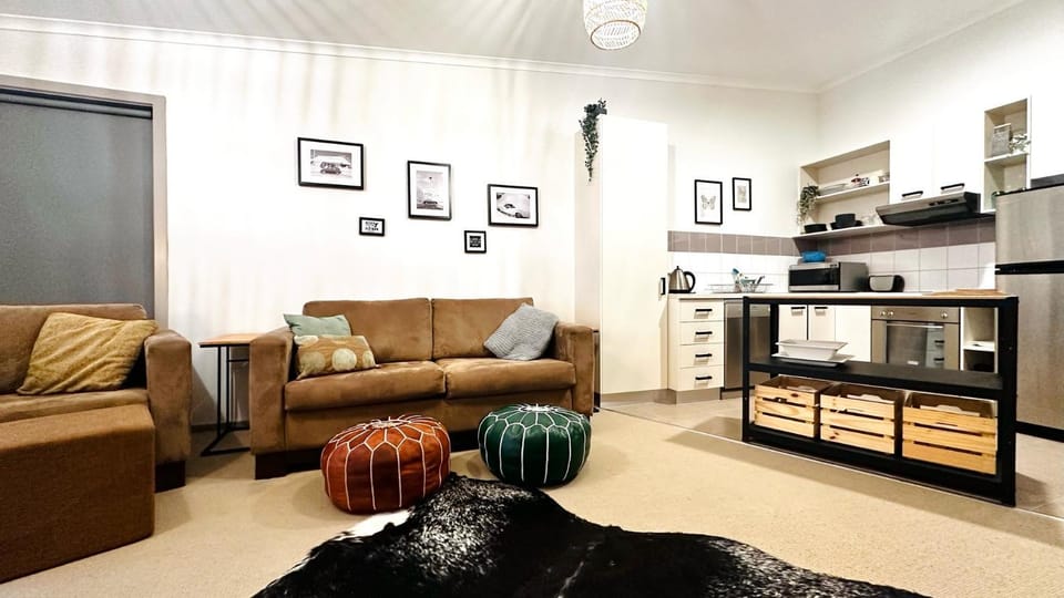 Kitchen or kitchenette, Seating area