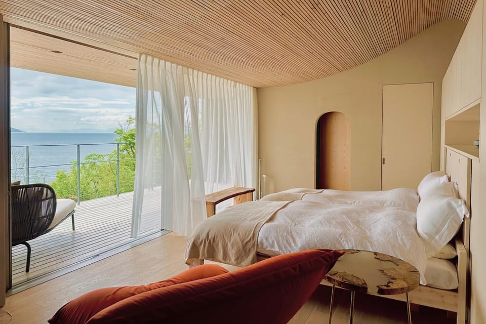 Photo of the whole room, Sea view