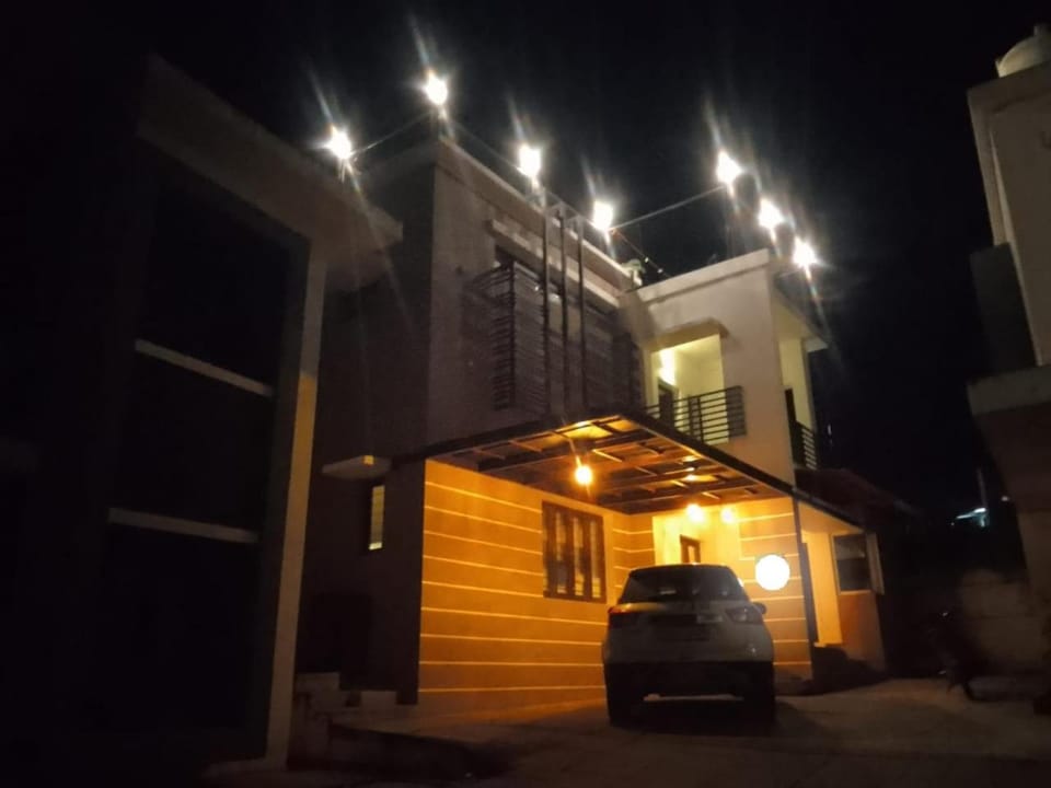 OOTY LIMRA HOLIDAY INN cottage Villa in Ooty
