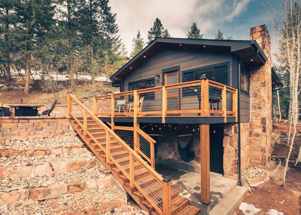 Luxury Mountain Cabin with Views, Hot Tub, Fire Pit, by Forest & Peak Retreats Cabin in Cascade-Chipita Park